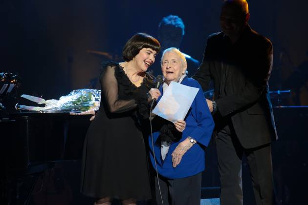 Info Mireille Mathieus mother, Marcelle Sophie Mathieu, died Sunday morning in Avignon at the age of 94 years old Mireille Mathieus mother, Marcelle Sophie Mathieu died Sunday morning at the age of 94 years old in Avignon Mireille Mathieu et mère Marcelle Sophie Poirier lors de son concert à Lille, le 14  Copyright: xVANSTEENKISTExSTEPHANEx xBESTIMAGExVANSTEENKISTExSTEPHANEx xBESTIMAGEx