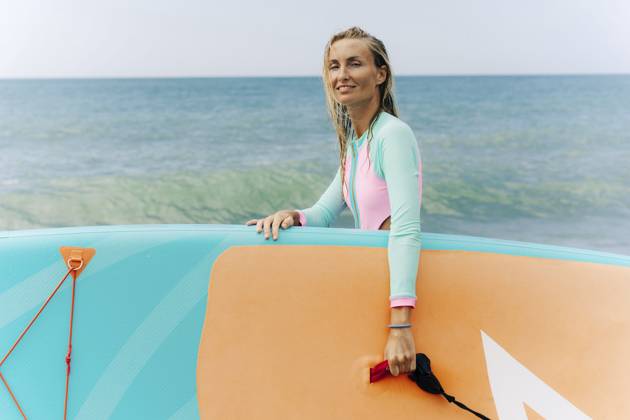 Junge sportliche blonde Frau steht am Strand und hält SUP surfen Young athletic blonde woman stands on the beach and holds SUP surf Copyright: imageBROKER TITOVAxILONA ibxiqx14181876.jpg ,model released, Symbolfoto ,property released