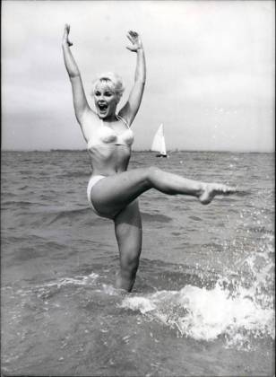 1960 1969 Actors Actress 9 September 1966 at Saltwater reign Temperatures to keep Moving Elke Summer, 19 Years Old German Actress, Shooting at WEST Indies with Richard Todd to don t BOTHER to Knock , enjoys the Water, finds the Temperature but like this, that you Force and Movement needs, at itself warm to hold  Copyright: xUnitedxArchivesx xkpaxKeystonex 19660909_baf_k09_077