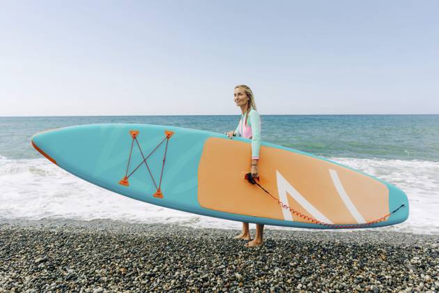 Junge sportliche blonde Frau steht am Strand und hält SUP surfen Young athletic blonde woman stands on the beach and holds SUP surf Copyright: imageBROKER TITOVAxILONA ibxiqx14181943.jpg ,model released, Symbolfoto ,property released