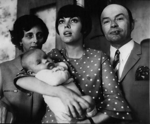 Families Famous Personalities 6 July 1967 Mireille Mathieu with Parents and thirteenth Brother, Dorlotant Picture Credit Keystone Press Agency Zuma Press Wire  Copyright: xUnitedxArchivesx xkpaxKeystonex 19670706_baf_k09_004