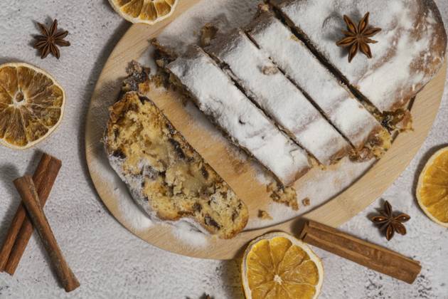Slices of Homemade Christmas traditionellen Kuchen Kuchen mit Marzipan Nüsse und getrocknete Früchte Gebäck Dessert Stollen. Winterferien Saison Atmosphäre. Köstliche leckere Zusammensetzung nach Hause Tisch Einstellung Textfreiraum Slices of Homemade Christmas traditional cake pie with marzipan nuts and dried fruits pastry dessert stollen. Winter holidays season atmosphere. Delicious tasty composition home table setting Copy space Copyright: imageBROKER AnastasiiaxYanishevs ibxiqx14048644.jpg