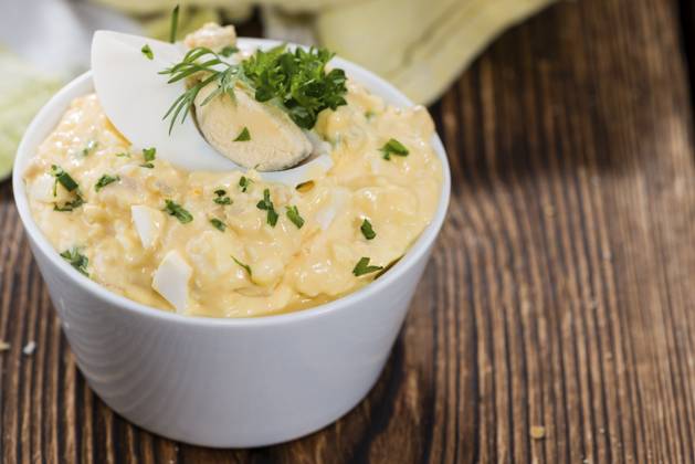 Portion frischer hausgemachter Eiersalat mit frischen Kräutern Portion of fresh homemade Egg Salad with fresh herbs Copyright: imageBROKER ChristophxSchöne ibxiqx14174254.jpg