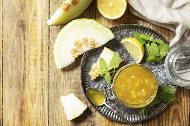 Hausgemachte Konfitüre. Süße Melone und Zitrusmarmelade oder gelee in einem kleinen Glas mit frischen Melonenscheiben auf einem rustikalen Holztisch. Ansicht von oben. Raum kopieren Homemade preserve. Sweet melon and citrus jam or jelly in small glass jar with fresh melon slices on wooden rustic table. View from above. Copy space Copyright: imageBROKER ELENAxHRAMOVA ibxiqx14178308.jpg