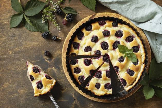 Hausgemachter Brombeerkuchen. Veganes glutenfreies Gebäck, vegane Desserts. Süßer Kuchen mit Brombeeren und Pudding auf dem Holztisch. Blick von oben Homemade blackberry pie. Vegan gluten-free pastry, vegan desserts. Sweet pie with blackberry and custard on wooden table. View from above Copyright: imageBROKER ELENAxHRAMOVA ibxiqx14178356.jpg