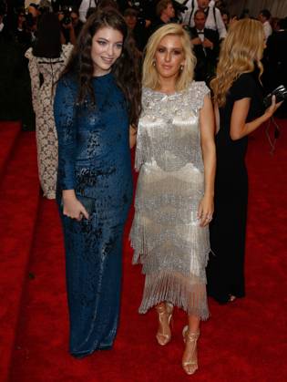 Singer Lorde and Ellie Goulding Soirée Costume Institute Gala 2015 Met Ball at The Metropolitan Museum, celebrating the opening of China Through the Looking Glass New York May 4, 2015 Costume Institute Benefit at The Metropolitan Museum of Art in New York on May 4, 2015, celebrating the opening of China Through the Looking Glass New York Etats Unis  Copyright: xAgencex xBestimagexUSAxAgencex xBestimagexUSAx