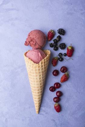 Eis mit Beeren in einem Waffelhorn auf ornamentalem lila Hintergrund, Ansicht von oben Ice cream with berries in a waffle horn on an ornamental purple background, top view Copyright: imageBROKER AlbertxKarimov ibxiqx13812594
