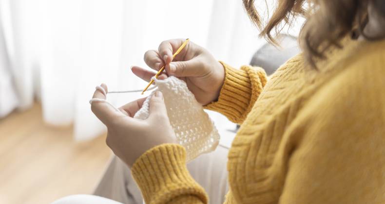 Schwangere asiatische Frau, die sich auf das Baby vorbereitet, strickt Baby Winterkleidung Schwangerschaft Mutter häkelt Kindertuch zu Hause Positiver Lebensmoment in der Schwangerschaftszeit Pregnant asian woman preparing for baby knitting baby winter clothes Pregnancy mother crochet kid cloth at home Positive life moment in pregnancy time Copyright: imageBROKER SirijitxJongcharoenk ibxiqx14197931.jpg ,model released, Symbolfoto ,property released