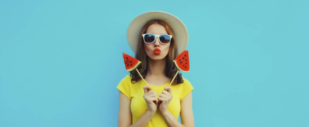 Sommer Porträt der stilvollen jungen Frau mit süßen saftigen Lutscher oder Eis geformt Scheibe Wassermelone trägt Strohhut auf blauen Studio Hintergrund Summer portrait of stylish young woman with sweet juicy lollipop or ice cream shaped slice of watermelon wearing straw hat on blue studio background Copyright: imageBROKER VeronikaxKorneva ibxiqx14267995.jpg ,model released, Symbolfoto ,property released