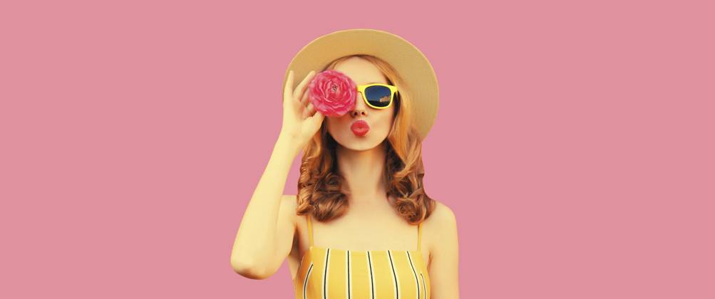 Sommer Porträt der stilvollen jungen Frau Modell bläst Kuss mit Blumenknospen auf der Suche nach etwas in runden Strohhut auf rosa Studio Hintergrund Summer portrait of stylish young woman model blowing kiss with flower buds looking for something in round straw hat on pink studio background Copyright: imageBROKER VeronikaxKorneva ibxiqx14268204.jpg ,model released, Symbolfoto ,property released