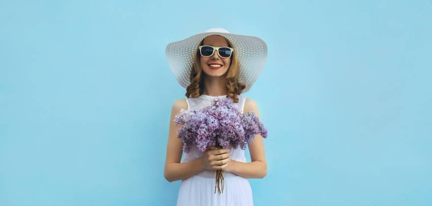 Sommer Porträt der schönen schönen glücklich lächelnde Frau mit Blumenstrauß von lila Flieder Blumen in weißen Strohhut auf blauem Hintergrund Summer portrait of beautiful lovely happy smiling woman with bouquet of purple lilac flowers in white straw hat on blue background Copyright: imageBROKER VeronikaxKorneva ibxiqx14269959.jpg ,model released, Symbolfoto ,property released