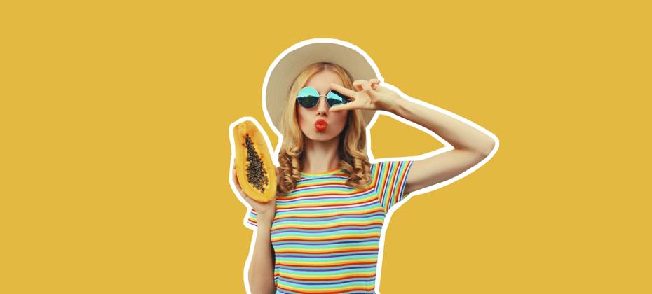 Sommer Porträt der stilvollen jungen Frau mit frischen saftigen Papaya bläst ihre Lippen senden Luft Kuss tragen Strohhut, Sonnenbrille posiert auf gelbem Hintergrund, Magazin Stil Summer portrait of stylish young woman with fresh juicy papaya blowing her lips sending air kiss wearing straw hat, sunglasses posing on yellow background, magazine style Copyright: imageBROKER VeronikaxKorneva ibxiqx14272160.jpg ,model released, Symbolfoto ,property released