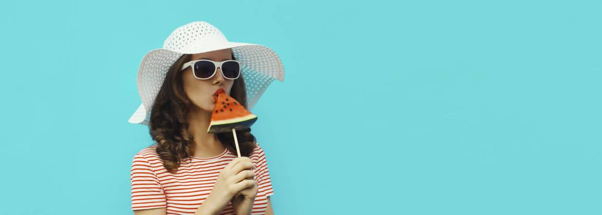 Sommer Porträt der stilvollen jungen Frau mit süßen saftigen Lutscher oder Eis geformt Scheibe Wassermelone Obst in weißen Hut, Brille auf blauem Hintergrund mit Kopie Raum Summer portrait of stylish young woman with sweet juicy lollipop or ice cream shaped slice of watermelon fruit in white hat, glasses on blue background with copy space Copyright: imageBROKER VeronikaxKorneva ibxiqx14273119.jpg ,model released, Symbolfoto ,property released