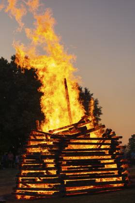 Magische Sommernacht beim Sonnwendfeuer in Deutschland, Schwäbische Alb, Lenninger Tal Magical summer night at the midsummer bonfire in Germany, Swabian Alb, Lenninger Tal Copyright: imageBROKER JirixViehmann ibxjvi14200076.jpg