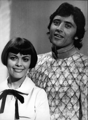 Commentator Correspondent Reporter TV presenter 20 June 1970 Sacha Distel Mireille Mathieu Film Sacha Show TV Programme  Copyright: xUnitedxArchivesx xkpaxKeystonex 19700620_baf_k09_007