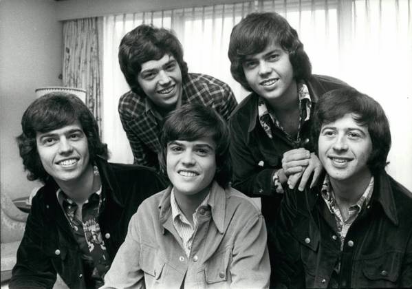 the Osmond Brothers 10 October 1972 – the Osmond Brothers are as the famous American pop group, the Osmond Brothers, is for their Great Britain Tour in London arrived the Photo shows the Osmond Brothers Today in their Hotel in London V l n r – at the back Merrill and Jay V l n r – front Alan Donny and Wayne  Copyright: xUnitedxArchivesx xkpaxKeystonex 19721010_baf_k09_037