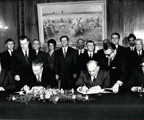 Germany Lithuania Poland 11 November 1972 – Polish Party and Government delegation in Sofia Documents were from the Polish and Bulgarian Delegation signed from left to right Piotr Jaroszevic, Polish Prime Minister, Edward Gierek, first Secretary of CC the PUWP, Todor Zhivkov, first Secretary of CC th  Copyright: xUnitedxArchivesx xkpaxKeystonex 19721111_baf_k09_112