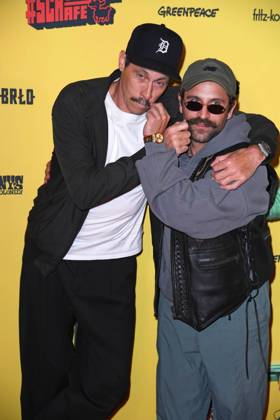 Marc Hosemann, Arman Kashani at the SchwarzeSchafe premiere at the cinema in the Kulturbrauerei in Berlin on 15 07 2025