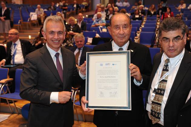 4 German Israel Congress 19 06 2016 Frankfurt Congress Center Exhibition 4 German Israel Congress Honour Dr H C Josef Buchmann for its Longstanding Commitment in the Town twinning Frankfurt Tel Aviv at Picture l r Lord Mayor Peter Feldmann, Dr H C Josef Buchmann Frankfurt Frankfurt Hesse Germany
