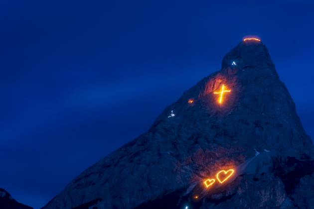Bergfeuer Ehrwald (Mountain Fires), view to mountain Ehrwalder Sonnenspitze: Every year on the weekend around St. John s Day (summer solstice, June 21), the imposing mountain scenery surrounding the Ehrwald-Lermoos-Biberwier valley basin is transformed into a unique experience during the traditional solstice fires, with the laying out of large figures made from thousands of incendiary devices. The figures range from Christian symbolism and motifs from the flora and fauna to depictions of complex images. Additional laying out of chains of fire along the mountain ridges. Ehrwald Tiroler Zugspitz Arena Tirol, Tyrol Austria