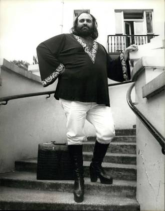 Bands Komponisten Instrumente Musiker Oper Orchester Schallplatten Sänger Songwriter Symphonien 9. Juli 1976 – Heute eingeflogen: Der internationale Popstar Demis Roussos ist heute nach London geflogen, um eine Live-Radiosendung und ein Interview mit einer Londoner Zeitung zu machen. Danach kehrt er mit dem Hubschrauber zu seinem Heimatort Frankreich zurück, wo er heute Abend ein Konzert gibt. Demis, dessen letzte Single auf Platz 3 der britischen Charts steht, hat auch vier Alben in den internationalen Charts und Großbritannien ist das letzte Land, in dem er sich noch einen Namen als internationaler Sänger machen muss. Im Anschluss an das Konzert heute Abend wird Demis Roussos auf eine ausgedehnte Tournee gehen, die ihn n  Copyright: xUnitedxArchivesx xkpaxKeystonex 19760709_baf_k09_002 !ACHTUNG AUFNAHMEDATUM GESCHÄTZT!