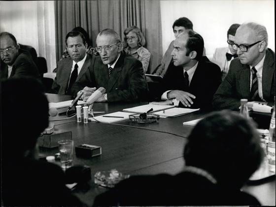 Business people CEOs Management 8 August 1976 Hoffmann La Roche Press conference to Seveso the Management of Swiss Pharma multis Hoffmann La Roche, the Parent company the Italian Icmesa SA, in Seveso, where itself before four weeks the Dioxin Catastrophe occurred from left Vice Pre  Copyright: xUnitedxArchivesx xkpaxKeystonex 19760808_baf_k09_069 !ACHTUNG AUFNAHMEDATUM GESCHÄTZT!