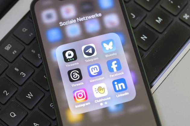 Smartphone display with a variety of social networks and messenger apps such as Threema, Telegram, Facebook, Bluesky, Threads, Mastodon, Instagram, Clubhouse and LinkedIn. Symbolic image for digital communication and the variety of modern platforms on the social web Nordrhein-Westfalen Deutschland, Germany GMS19579