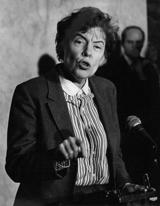 US politics Government 2 February 1981 the United Nations Jeane J Kirkpatrick, the New American Ambassador in the United States, language with the Press, after you General Secretary Waldheim their Letter of accreditation presented had New York New York U S  Copyright: xUnitedxArchivesx xkpaxKeystonex 19810202_baf_k09_041 !ACHTUNG AUFNAHMEDATUM GESCHÄTZT!