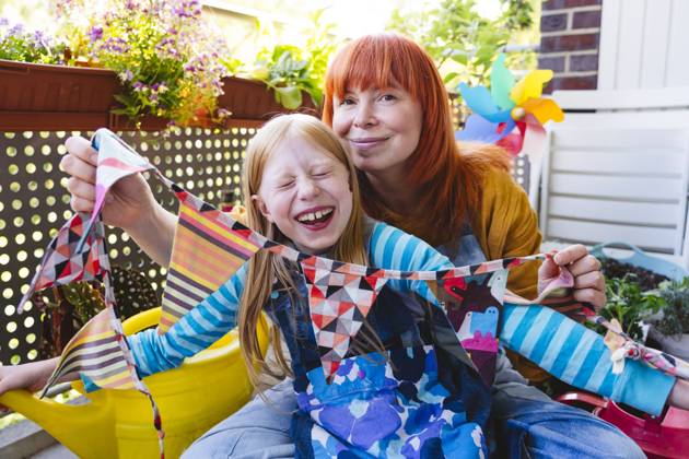 Mother and child creating colorful decorations together at home model released, Symbolfoto property released, IHF02242
