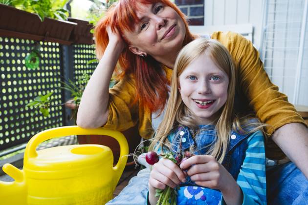 IMAGO Creative, Sommer, Food, Radieschen Mother and daughter gardening together on a balcony model released, Symbolfoto property released, IHF02262