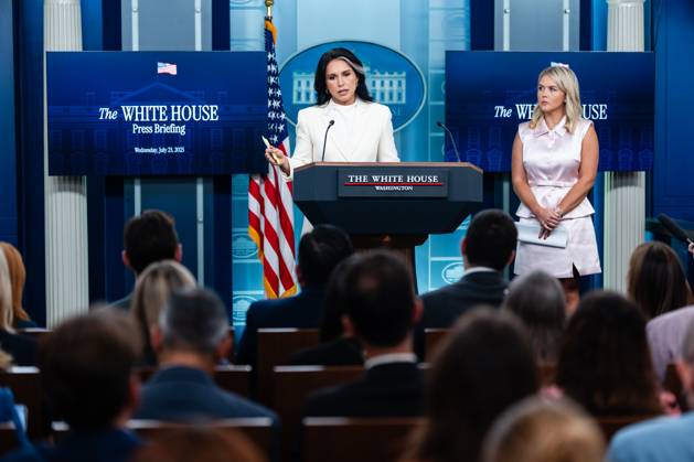 Tulsi Gabbard, Director of National Intelligence (DNI), speaks next to White House Press Secretary Karoline Leavitt, during a news conference in the James S. Brady Press Briefing Room of the White House in Washington, DC, US, on Wednesday, July 23, 2025. Tensions between the Trump administration and the judiciary flared on Tuesday when Attorney General Pam Bondi removed a US attorney for New Jersey that had been named by federal judges to replace the president’s choice. Copyright: xEricxLeex xPoolxviaxCNPx MediaPunchx