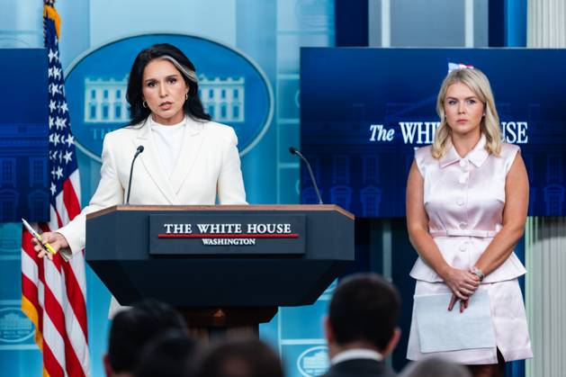 Tulsi Gabbard, Director of National Intelligence (DNI), speaks next to White House Press Secretary Karoline Leavitt, during a news conference in the James S. Brady Press Briefing Room of the White House in Washington, DC, US, on Wednesday, July 23, 2025. Tensions between the Trump administration and the judiciary flared on Tuesday when Attorney General Pam Bondi removed a US attorney for New Jersey that had been named by federal judges to replace the president’s choice. Copyright: xEricxLeex xPoolxviaxCNPx MediaPunchx