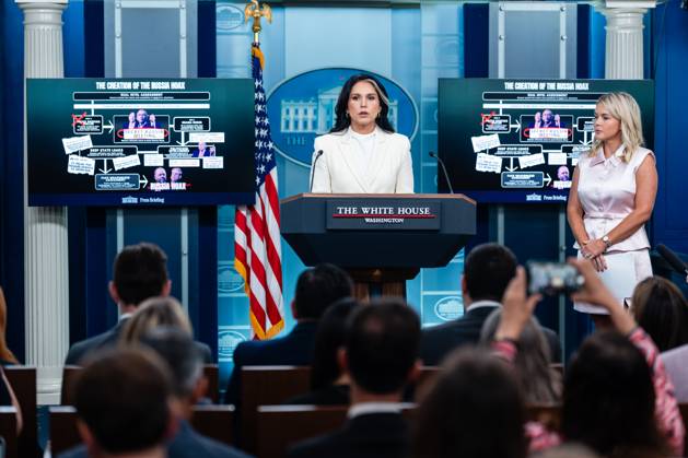 Tulsi Gabbard, Director of National Intelligence (DNI), speaks next to White House Press Secretary Karoline Leavitt, during a news conference in the James S. Brady Press Briefing Room of the White House in Washington, DC, US, on Wednesday, July 23, 2025. Tensions between the Trump administration and the judiciary flared on Tuesday when Attorney General Pam Bondi removed a US attorney for New Jersey that had been named by federal judges to replace the president’s choice. Copyright: xEricxLeex xPoolxviaxCNPx MediaPunchx