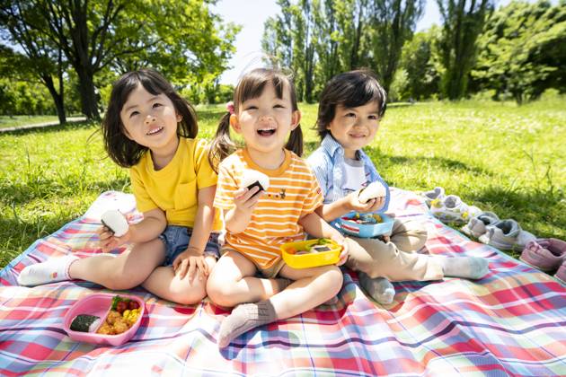 IMAGO Creative, Food, Japan, Onigiri Japanese kids at the park AFLO261959346  261959346 ,model released, Symbolfoto