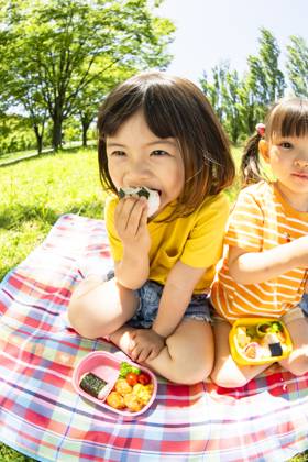 IMAGO Creative, Food, Japan, Onigiri Japanese kids at the park AFLO261959355  261959355 ,model released, Symbolfoto