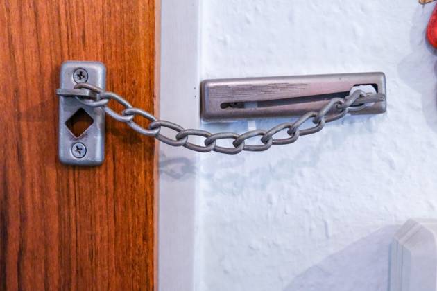 Düsseldorf 24.07.2025 Wohnungstüre Wohnungskette Türkette Türkettenschloss Einganstüre Kettenschloss Einbruchssicherung Angst schlaflos Nacht Autos Einbruch Einbrecher Einbruchsgefahr Wohnungseinbruch Tageswohnungseinbruch Kriminalität Kriminalitätsstatistik Einbruchsversuch Wohnungseinbrecher Dunkelheit Taschenlampe Sicherheitsgefühl Kriminalpolizei Kriminalprävention Straftaten Tageseinbruch Dämmerung Einbruchsbanden Einbruchssicherungen Fenstersicherungen Türschloss aufhebeln aufbrechen Mehrfamilienhaus Wohnungseinbruchdiebstahl Wohnungseinbrüche Vorbeugung Hausratversicherung Kriminalstatistik innere Sicherheit Sicherheitspolitik südosteuropäische Südosteuropa Diebesbanden Einbruchsbanden Ausländerkriminalität Fallzahl
