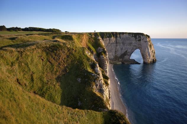 Felsbogen Falaise oder Porte La Manneporte, Strand Jambourg, Étretat, Meer, Steilküste, Klippen, Kreidefelsen, Alabasterküste, La Côte d Albâtre, Abendstimmung, Normandie, Seine-Maritime, Frankreich Rock arch Falaise or Porte La Manneporte, Jambourg beach, Étretat, sea, steep coast, cliffs, chalk cliffs, alabaster coast, La Côte d Albâtre, evening mood, Normandy, Seine-Maritime, France Copyright: imageBROKER MichaelxWeber ibximw14420483