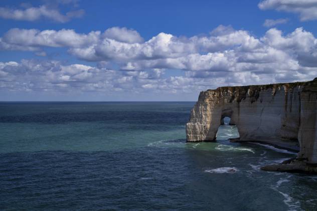 Felsbogen Falaise oder Porte La Manneporte, dahinter Falaise oder Porte d Aval, Étretat, Meer, Steilküste, Klippen, Kreidefelsen, Alabasterküste, La Côte d Albâtre, Normandie, Seine-Maritime, Frankreich Rock arch Falaise or Porte La Manneporte, behind it Falaise or Porte d Aval, Étretat, sea, cliffs, cliffs, chalk cliffs, alabaster coast, La Côte d Albâtre, Normandy, Seine-Maritime, France Copyright: imageBROKER MichaelxWeber ibximw14432449