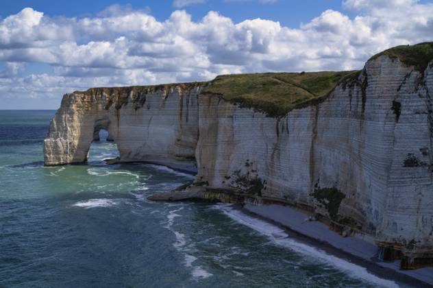 Felsbogen Falaise oder Porte La Manneporte, dahinter Falaise oder Porte d Aval, rechts Wasserfall Pisseuses de Valaine, Étretat, Meer, Steilküste, Klippen, Kreidefelsen, Alabasterküste, La Côte d Albâtre, Normandie, Seine-Maritime, Frankreich Rock arch Falaise or Porte La Manneporte, behind it Falaise or Porte d Aval, on the right waterfall Pisseuses de Valaine, Étretat, sea, steep coast, cliffs, chalk cliffs, alabaster coast, La Côte d Albâtre, Normandy, Seine-Maritime, France Copyright: imageBROKER MichaelxWeber ibximw14432453