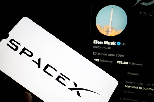 Elon Musk s Companies The SpaceX logo appears on a smartphone screen, and the X (formerly Twitter) of Elon Musk serves as the background on a laptop screen in this video illustration in Athens, Greece, on July 28, 2025. From electric vehicles and renewable energy to space exploration and brain-computer interfaces, Elon Musk s companies shape the frontiers of technology in the 21st century. Athens Greece  Copyright: xNikolasxKokovlisx originalFilename: kokovlis-notitle250728_npgKE.jpg