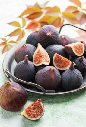 Frische reife Feigen Whole and sliced fresh ripe figs. (License=RF) Copyright: xZoonar.com OlenaxRudox 23812151