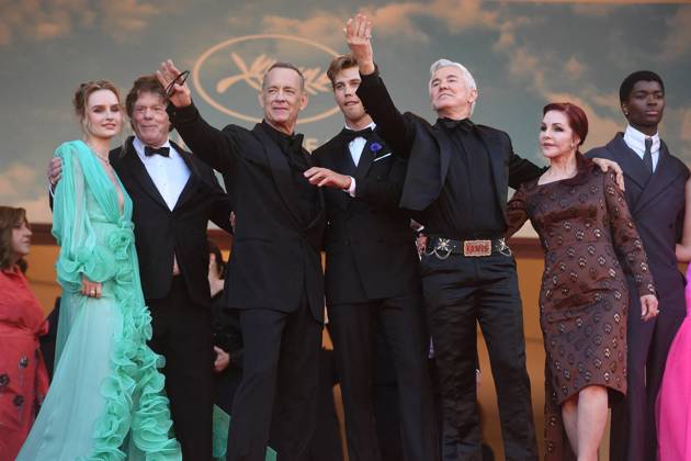 Olivia DeJonge, Steve Binder, Tom Hanks, Austin Butler, Baz Luhrmann, Priscilla Presley, Alton Mason Bijoux Messika Montée des marches du film Elvis lors du 75ème Festival International du Film de Cannes Le 25 mai 2022 Giancarlo Gorassini Bestimage Red carpet of the movie Elvis during the 75th Cannes International Film Festival On may 25th 2022 Cannes Franc  Copyright: xGiancarloxGorassini BestimagexGiancarloxGorassini Bestimagex