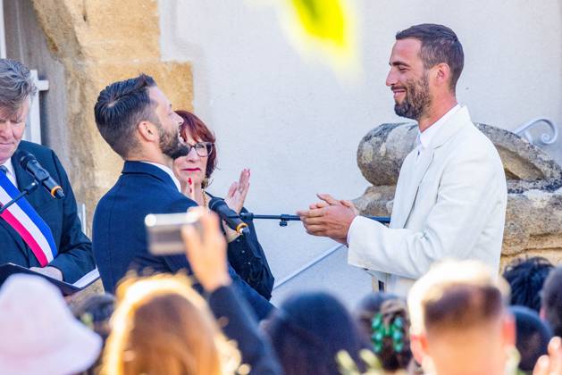 Simon Porte Jacquemus et son mari Marco Maestri Mariage de Simon Porte Jacquemus et Marco Maestri à Charleval, France, le 27 août 2022 Wedding Of Simon Porte Jacquemus And Marco Maestri on August 27, 2022 in Charleval, France Charleval France  Copyright: xAgencex xBestimagexAgencex xBestimagex