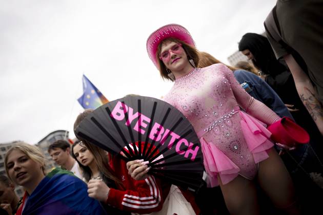 Christopher Street Day Berlin DEU, Deutschland, Germany, Berlin, 26.07.2025 Teilnehmer mit Faecher Bye Bitch auf der Demonstration der schwul-lesbischen Gedenkparade Christopher Street Day CSD Parade der 47. Berlin Pride fuer die Rechte der LGBTQ+ Community unter dem Motto Nie Wieder Still Save Our Pride in Berlin Deutschland . Die Parade umfasst 80 Trucks mit 100 unterschiedlichen Gruppen durch die Stadt , die Demo setzt sich fuer Vielfalt Menschenrechte und den Schutz von Minderheiten ein und ist eine der groessten Veranstaltungen der LGBTQ-Community in Europa en: Participant with fan Bye Bitch at the demonstration of the gay and lesbian memorial parade Christopher Street Day CSD parade of the 47th Berlin Pride for the rights of the LGBTQ