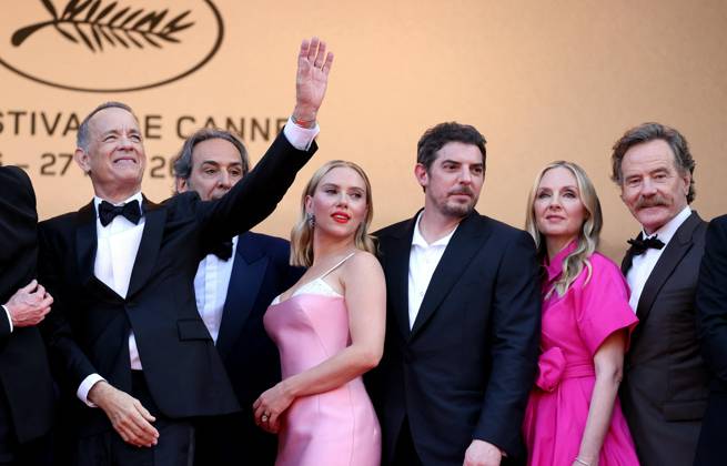 Tom Hanks, Alexandre Desplat, Scarlett Johansson, Damien Bonnard, Hope Davis, Bryan Cranston Montée des marches du film Asteroid City lors du 76ème Festival International du Film de Cannes, au Palais des Festivals à Cannes Le 23 mai 2023 Jacovides Moreau Bestimage Red carpet of the movie Aste  Copyright: xJACOVIDES-MOREAUx xBESTIMAGExJACOVIDES-MOREAUx xBESTIMAGEx