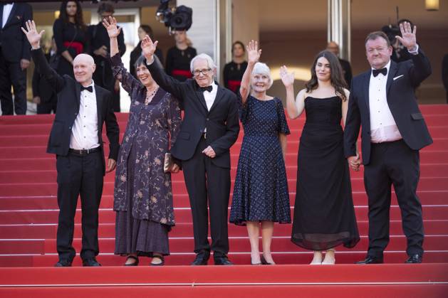 Paul Laverty, Rebecca O Brien, Ken Loach, Lesley Ashton, Ebla Mari, Dave Turner Montée des marches du film The Old Oak lors du 76ème Festival International du Film de Cannes, au Palais des Festivals à Cannes Le 26 mai 2023 Olivier Borde Bestimage Red carpet of the movie The Old Oak during the 76th Cannes Inter  Copyright: xOLIVIERxBORDEx xBESTIMAGExOLIVIERxBORDEx xBESTIMAGEx