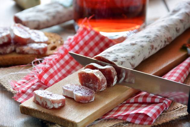 IMAGO Creative, Food, Tapas Spanish fuet salami on a cutting board with a glass of wine Model Released LuisMarioHernandez_ID30123_1016702_004 Copyright: xx RECORD DATE NOT STATED