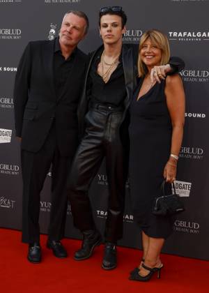 YUNGBLUD. Are You Ready, Boy? Premiere at the Vue in Leicester Square, London on 12 08 2025 Justin Harrison, YUNGBLUD aka Dominic Richard Harrison and Samantha Harrison attending the YUNGBLUD. Are You Ready, Boy? Premiere at the Vue in Leicester Square, London, United Kingdom, Credit:Cat Morley Avalon United Kingdom, London, Leicester Square  Copyright: xCatxMorleyx xAvalonx 1029187522