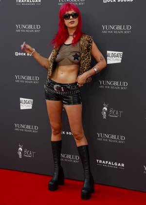 YUNGBLUD. Are You Ready, Boy? Premiere at the Vue in Leicester Square, London - 12 Aug 2025 Amy Valentine attends the YUNGBLUD. Are You Ready, Boy? Premiere at the Vue in Leicester Square. London United Kingdom Copyright: xCatxMorleyx xSOPAxImagesx Cat Morley_YUNGBLUD. Are You Ready, Boy_ Premiere_Amy Valentine_21446