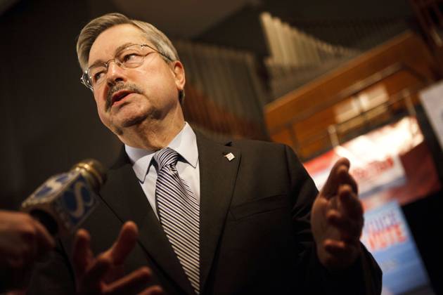 ABC News Republican Debate Spin Room Dec. 10, 2011 - Des Moines, Iowa, U.S. - Iowa Governor TERRY BRANSTAD talks to the media about the Republican presidential candidates debate performances in the spin room after the ABC News Republican Debate at Drake University leading up to the Iowa Caucuses on Saturday, December 10, 2011 in Des Moines, Iowa. Copyright: xPatrickxFallonx